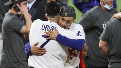 Urías y Betts se abrazan con los Dodgers.