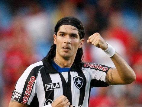 Loco Abreu reencontra Botafogo e chegada no Rio é marcada por polêmica