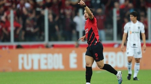 Vitor Roque en festejo de gol de Paranaense.