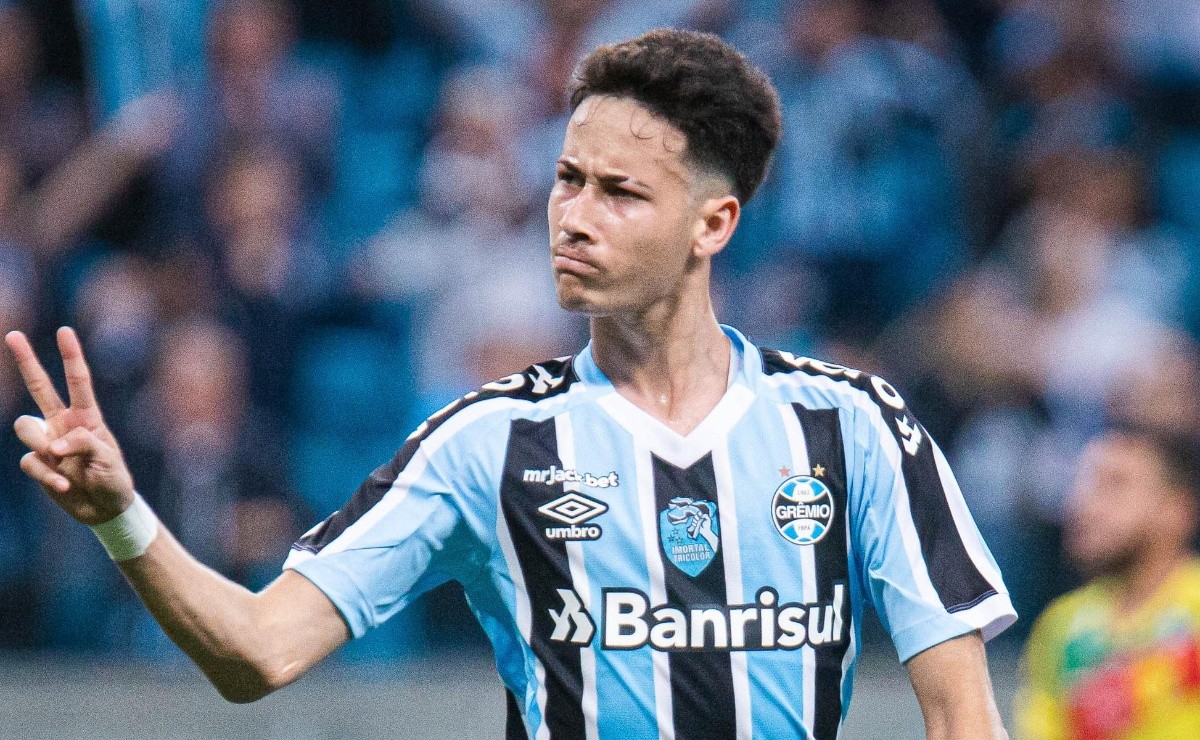 Coritiba encaminha contratação de atacante do Grêmio e trio do Maringá