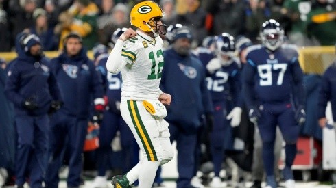 Aaron Rodgers jugando con Green Bay Packers ante Tennessee Titans