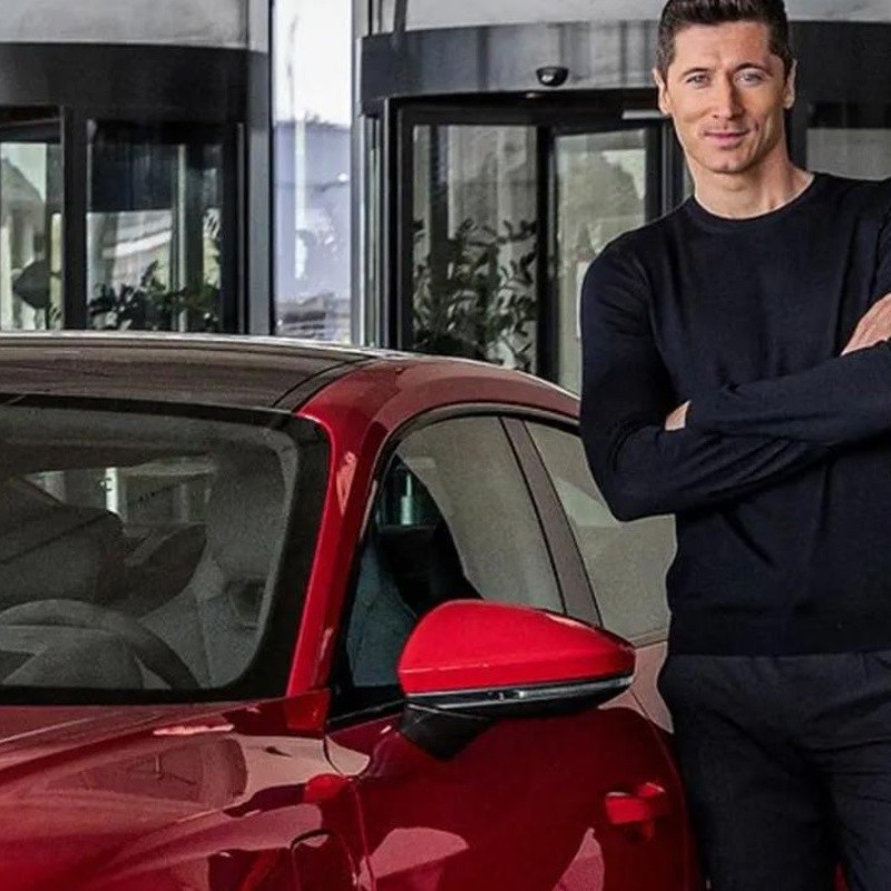 Lo tiene ENAMORADO: la Ferrari con la que Robert Lewandowski se pasea por Barcelona