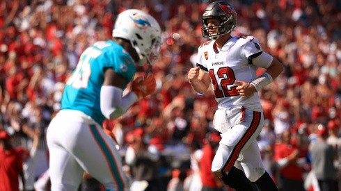 Tom Brady jugando con Tampa Bay Buccaneers ante Miami Dolphins