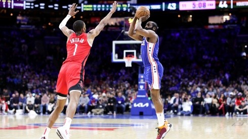 James Harden lanzando ante Jabari Smith Jr.