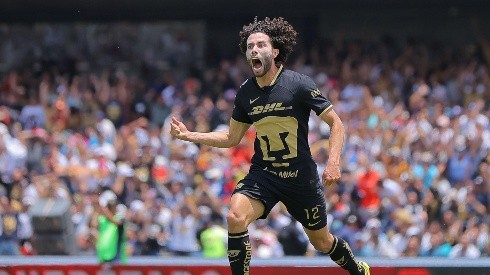 César Huerta en el festejo de su gol ante Toluca.