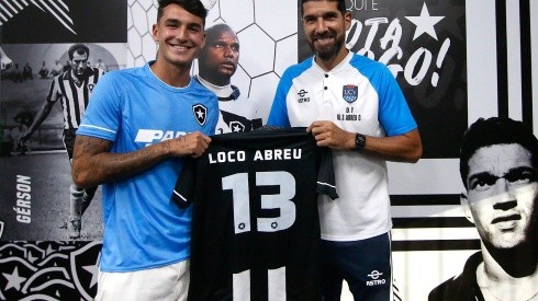 Loco Abreu recebeu homenagem do Botafogo - Foto: Twitter oficial do Botafogo