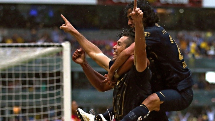 Dante López festeja su gol en el estadio Azteca.