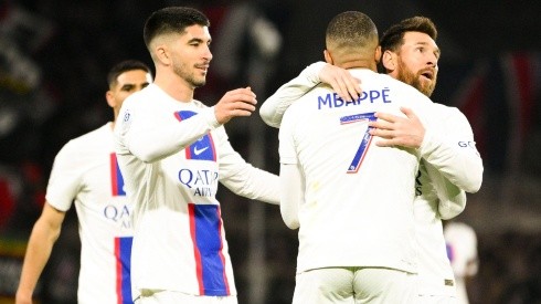 El abrazo de Mbappé con Messi en el triunfo de PSG ante Angers.