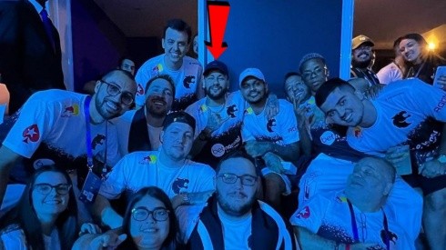 Neymar (com a seta), ao lado dos amigos de poker asistindo a FURIA (Foto: Reprodução Instagram oficial Rafael Moraes @rafaelmoraesgm)