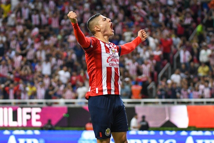 Zapopan, Jalisco, 22 de abril de 2023. Ronaldo Cisneros en festejo de gol, durante el partido de la jornada 16 del torneo Clausura 2023 de la Liga BBVA MX, entre las Chivas Rayadas del Guadalajara y la Máquina Celeste del Cruz Azul, celebrado en el estadio Akron. Foto: Imago7/Sandra Bautista
