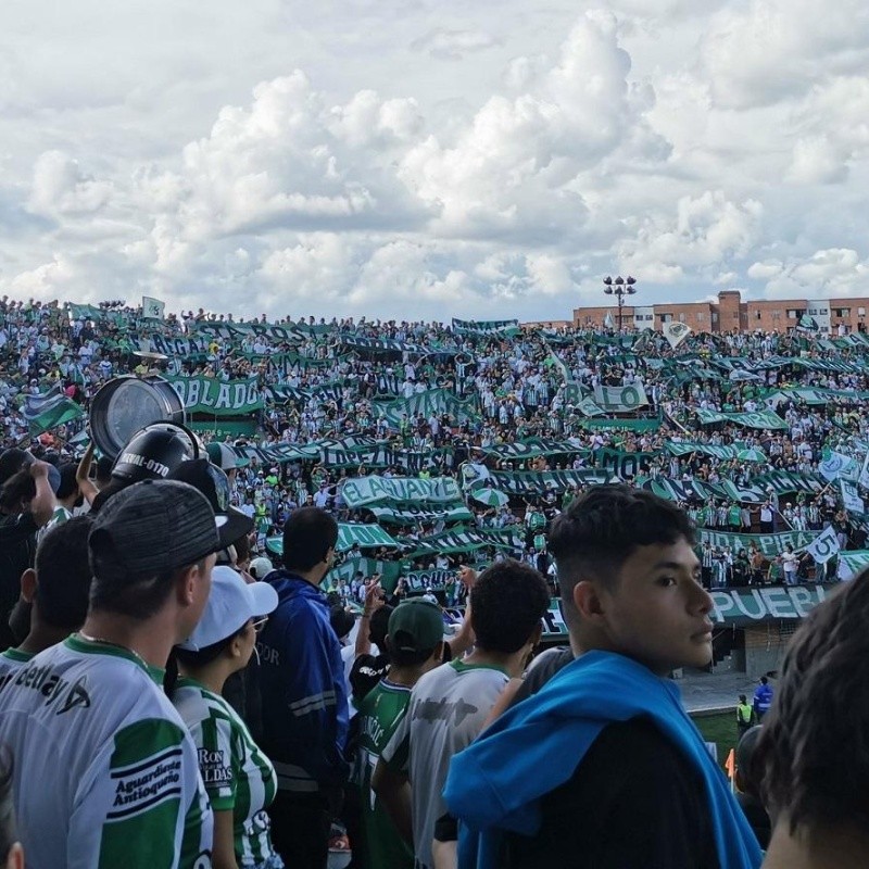 Monumental acompañamiento de la hinchada de Atlético Nacional en Envigado