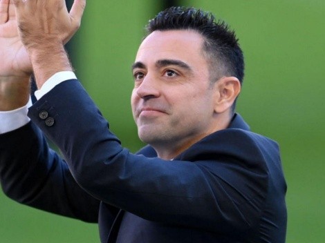 “Três melhores do mundo"; Xavi ‘rasga elogios’ para defender veterano do Barcelona