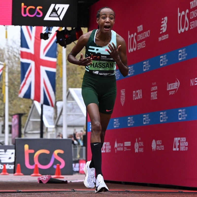 La increíble Sifan Hassan: frenó para elongar,f fue siempre atrás ganó la maratón de Londres en su debut