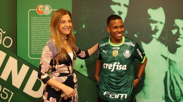 (Foto: Cesar Greco/Palmeiras/by Canon) - Leila assinou o 1º contrato de Estevão, o Messinho do Palmeiras.