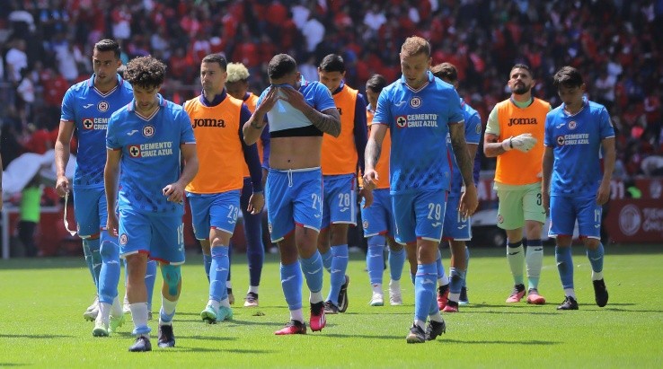 Toluca, Estado de Mexico, 12 de febrero de 2023. Jugadores del Cruz Azul en lamento, durante el partido de la jornada 6 del torneo Clausura 2023 de la Liga BBVA MX, entre los Diablos Rojos del Toluca y la Máquina Celeste del Cruz Azul, celebrado en el estadio Nemesio Diez. Foto: Imago7/ Eloisa Sánchez