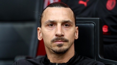 Zlatan en el banquillo de Milan.