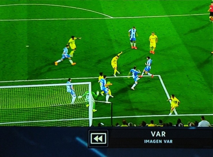 La mano de César Montes que le costó un penal al Espanyol. (Captura)