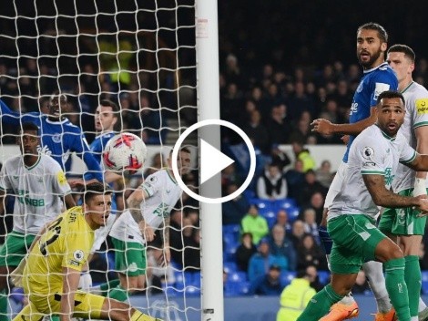 VIDEO | La defensa de Newcastle SE DURMIÓ y Everton metió un gol olímpico