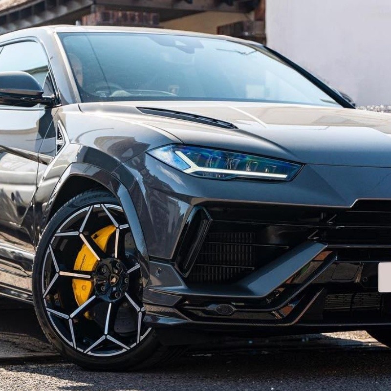 Esta LEYENDA del Newcastle se compró el SUV más lujoso de Lamborghini