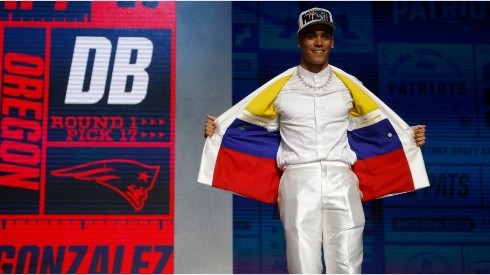 Gonzalez y su traje especial con la bandera de Colombia.