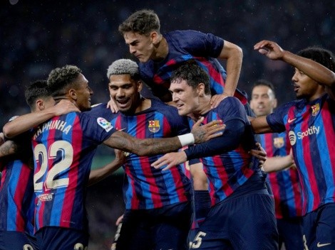 Barcelona goleó a Betis en un lluvioso Camp Nou y se encamina al título de LaLiga
