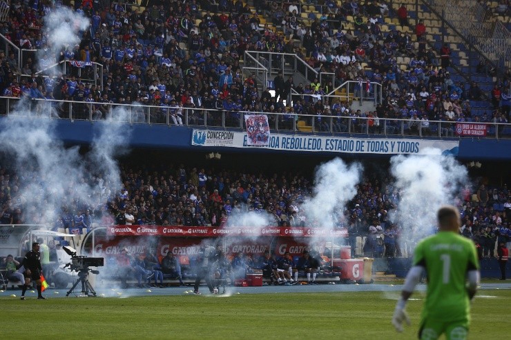 Los incidentes se robaron las miradas del Clásico Universitario | Foto: Photosport 
