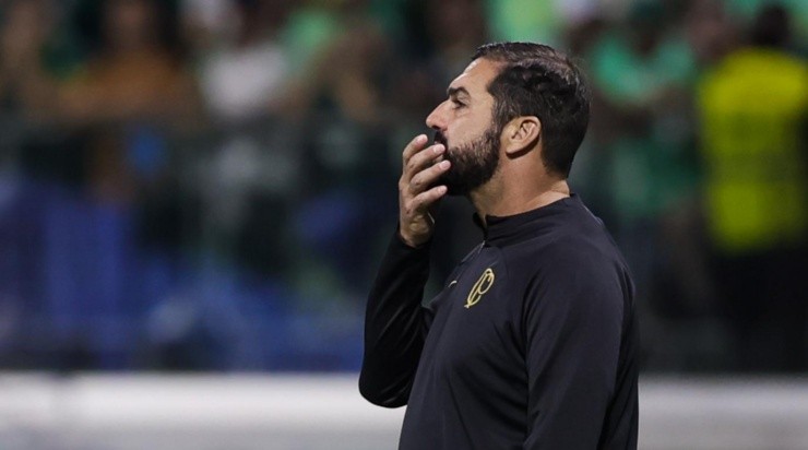 Foto: Marcello Zambrana/AGIF - Danilo na beira do campo no dérbi.