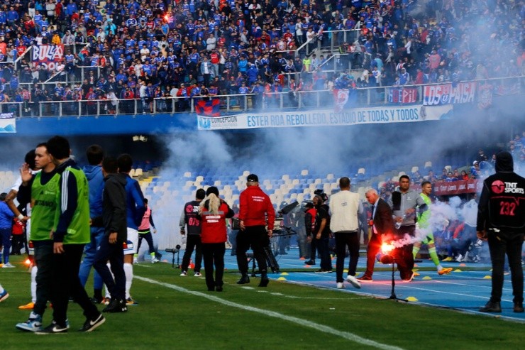 Los incidentes que se vivieron en el Ester Roa | Foto: Photosport 