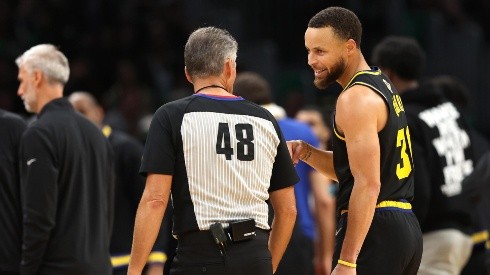 El árbitro Scott Foster y Stephen Curry dialogan durante un juego de la NBA.