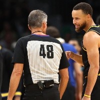 ¿Por qué los árbitros de la NBA tienen números en sus uniformes y para qué sirven?