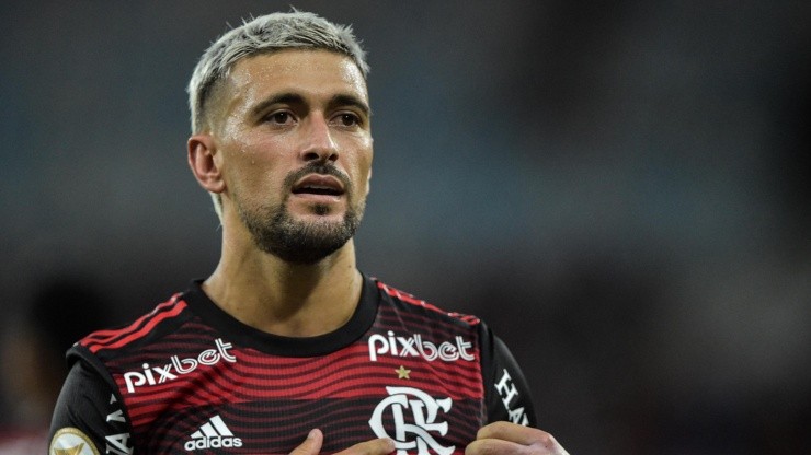 “Substituto ideal de Arrascaeta"; Torcida descobre novo camisa 10 para assinar com o Flamengo