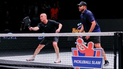 Andre Agassi y Andy Rodick, en una exhibición ante John McEnroe y Michael Chang