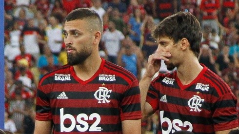 Foto: Alexandre Vidal/Flamengo - Léo Duarte (à esq.) foi formado no Flamengo, mas pode reforçar Grêmio em julho