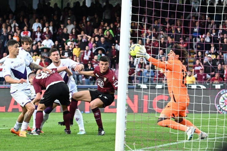 Espectacular atajada de Memo Ochoa. (Foto: Getty)