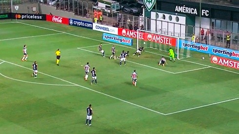 El 'Kaiser' salvó a Alianza: Zambrano evitó el 1-0 de Mineiro