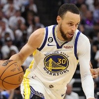 ¿Cuál es la mayor cantidad de puntos que anotó Stephen Curry en un partido de Playoffs de la NBA?