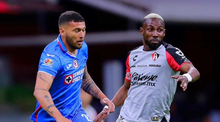 CIUDAD DE MEXICO, MEXICO - FEBRERO 22: Juan Escobar (I) del Cruz Azul y Julian Andres Quinones (D) del Atlas disputan el balon durante el juego de la jornada 7 del Torneo Clausura 2023 de la Liga BBVA MX en el Estadio Azteca el 22 Febrero de 2023 en Ciudad de Mexico, Mexico. (Foto: Mauricio Salas/JAM MEDIA)