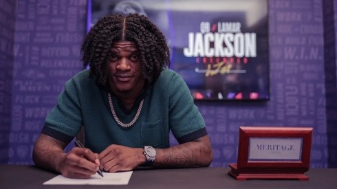 Lamar Jackson firmando su nuevo contrato con Baltimore Ravens