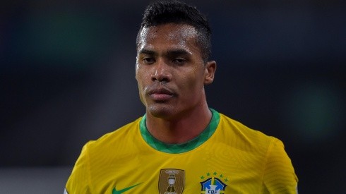 Alex Sandro com a camisa do Brasil - Foto: Thiago Ribeiro/AGIF