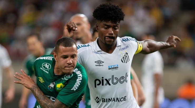 Foto: Gil Gomes/AGIF - Eduardo Bauermann é um dos jogadores que o Santos tem para a posição