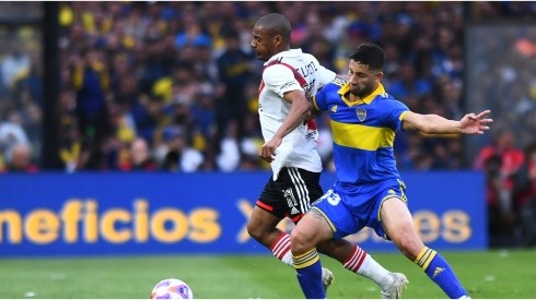 Nicolás De La Cruz of River Plate battles for possession with Alan Varela of Boca Juniors