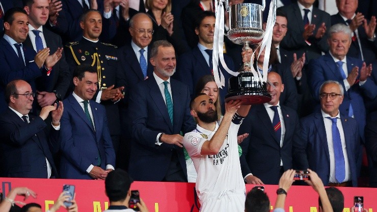 Karim Benzema con el trofeo de Copa del Rey.