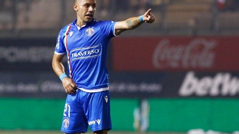 Marcelo Díaz viste la camiseta azul de Audax para ir a visitar a Colo Colo