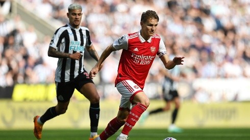 Odegaard abrió la cuenta en el triunfo del Arsenal sobre Newcastle.