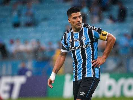 Torcida do Grêmio não alivia e pede a saída de titular: 'Não merece jogar com o Suárez'