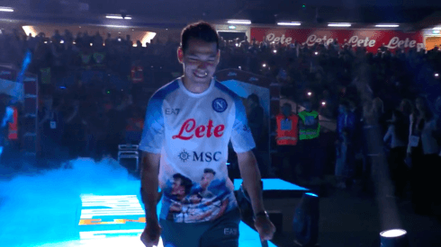Lozano recibió la ovación de la afición del Napoli