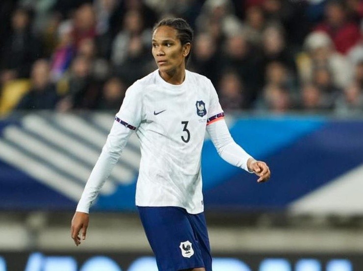 Wendie Renard utilizó la versión blanca en su regreso a Les Bleus.