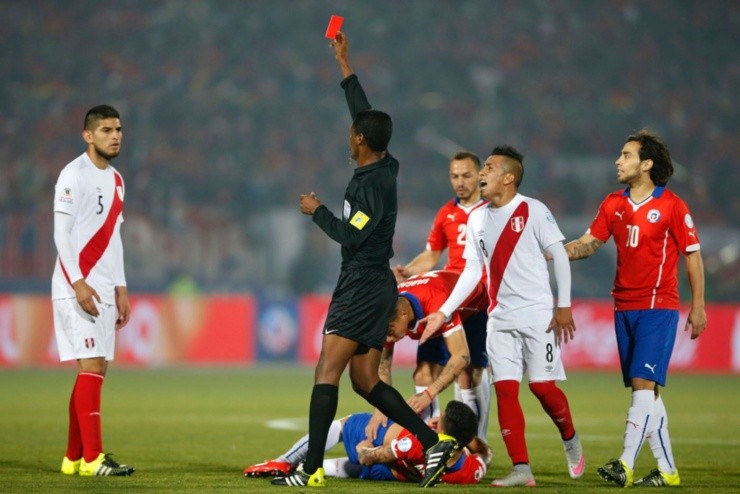 Zambrano fue expulsado tras su patadón a Aránguiz | Foto: Archivo Zambrano fue expulsado tras su patadón a Aránguiz | Foto: Archivo
