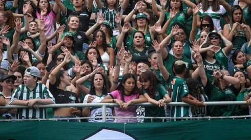 En Brasil ya se disputaron partidos con solo mujeres y niños en las gradas.