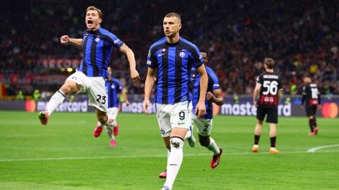 El festejo de Dzeko y todo Inter por uno de los goles del derbi.